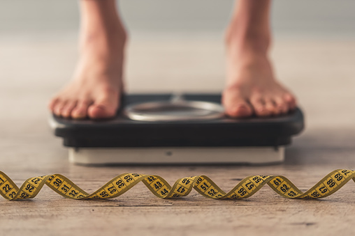 Comment l’hypnose peut-elle nous aider à perdre du poids?